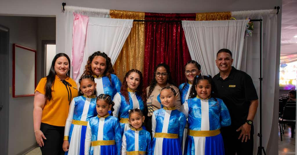 Grupo de Danza ministrando en adoración