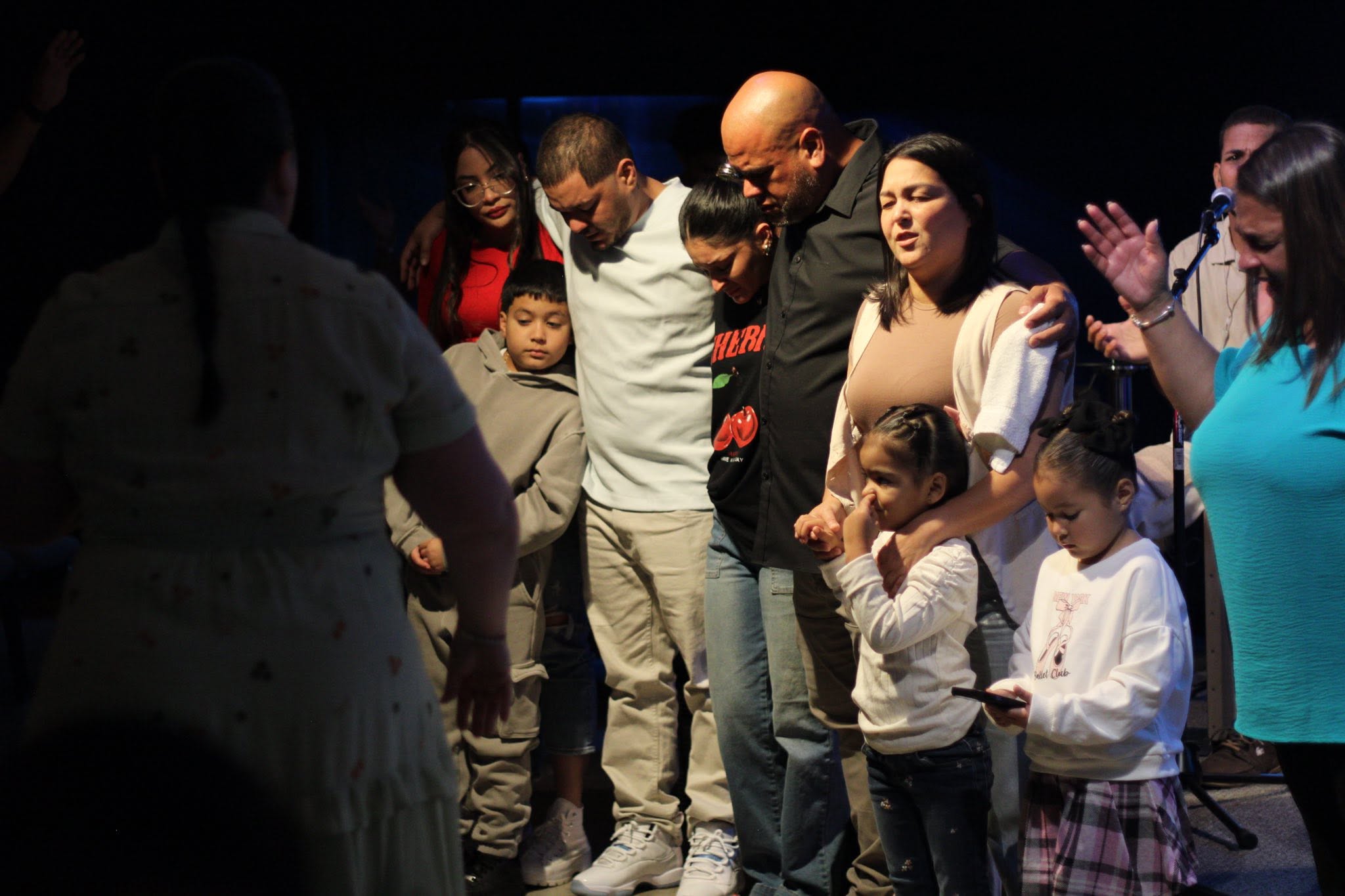 Familias recibiendo oración
