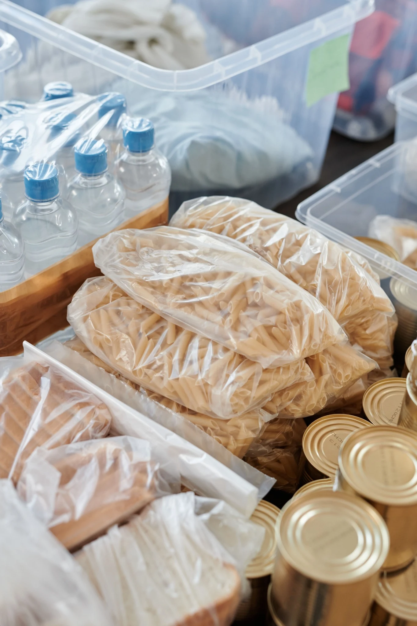 Alimentos, ropa y artículos esenciales para ayudar a la comunidad