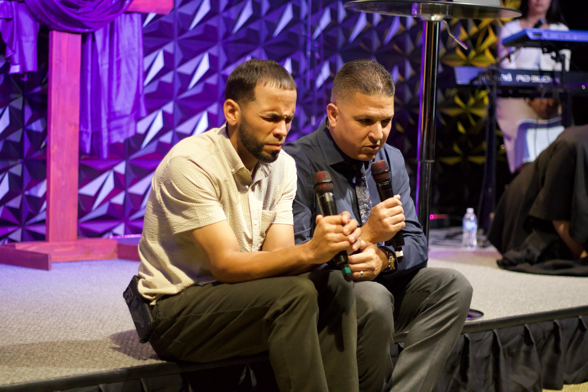 Dos hombres orando en el altar