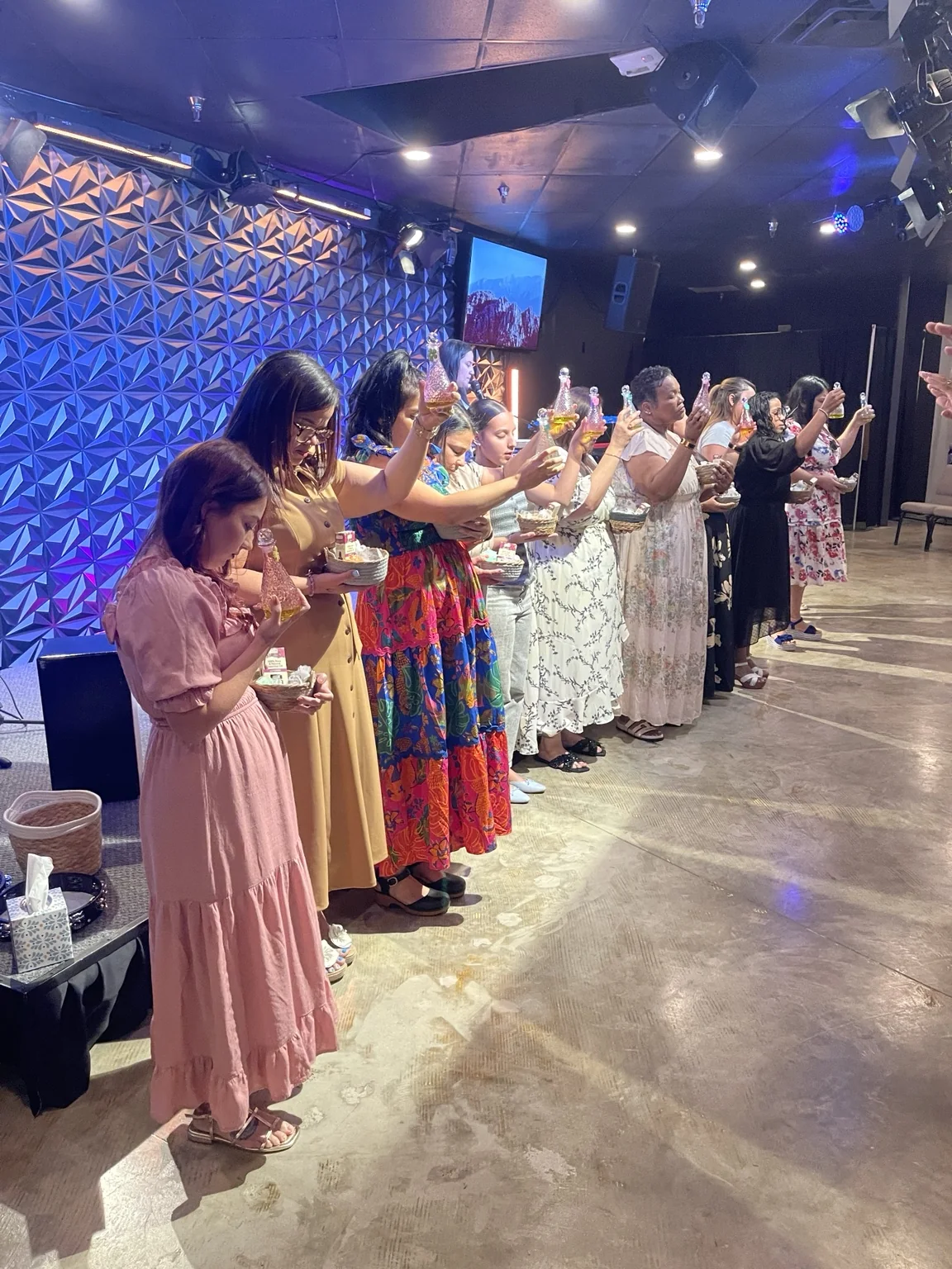 La iglesia orando unida