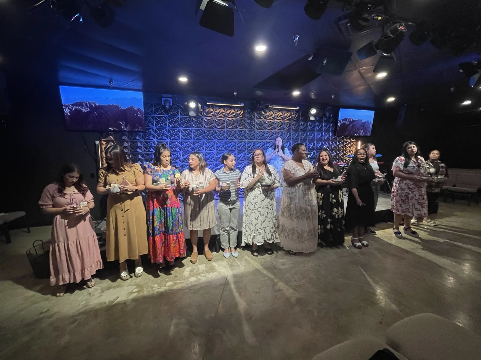 Grupo de Damas en Morada