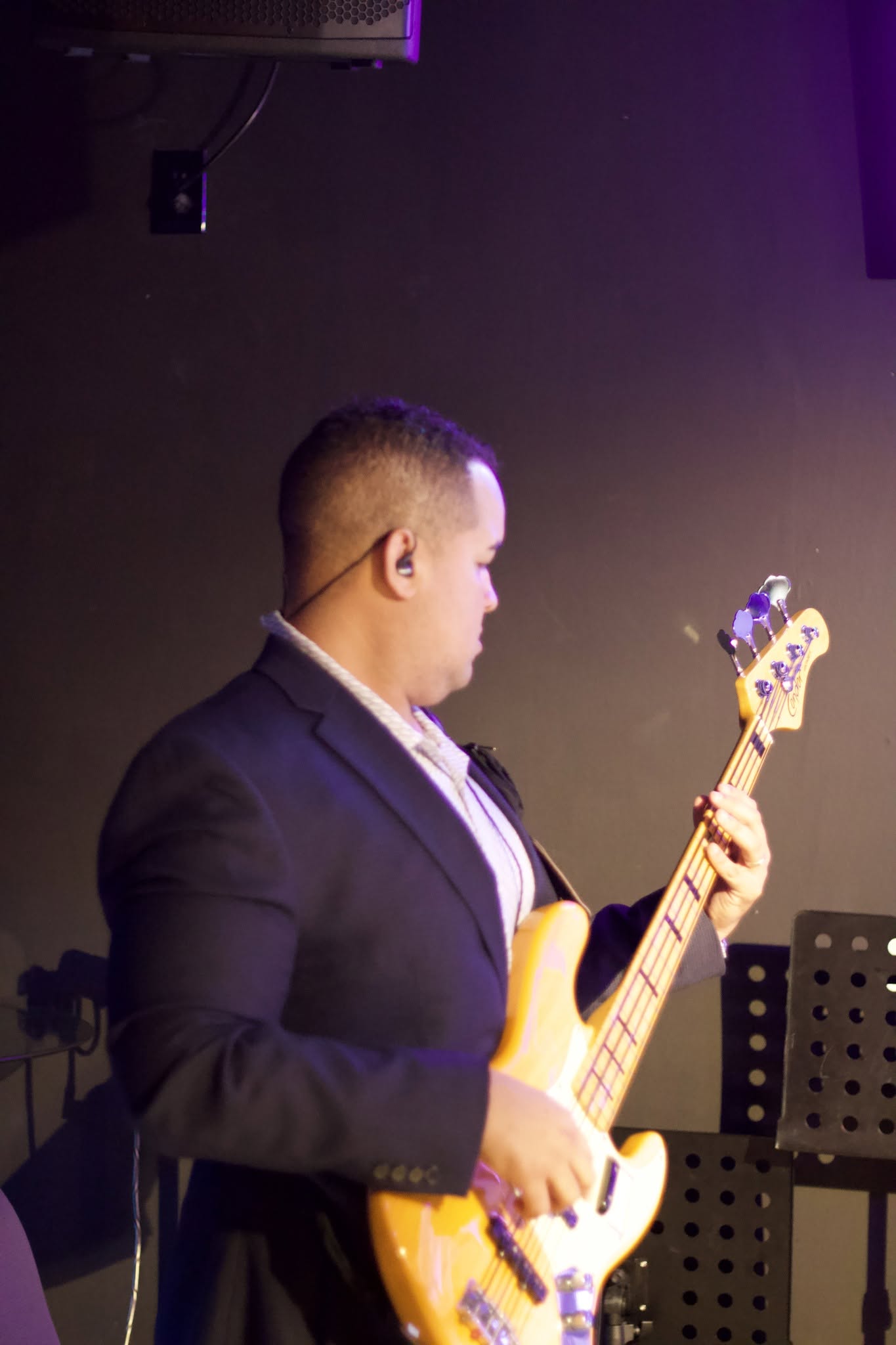 Músico de Morada ministrando